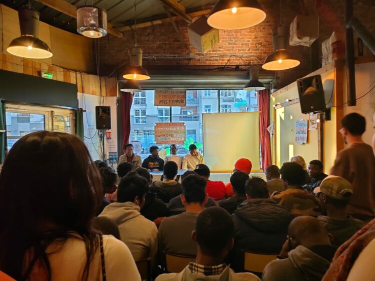 Les jeunes du campement des Bois-Blancs, lors de la réunion publique du 7 avril à Lille © Katy M. / Lisbeth