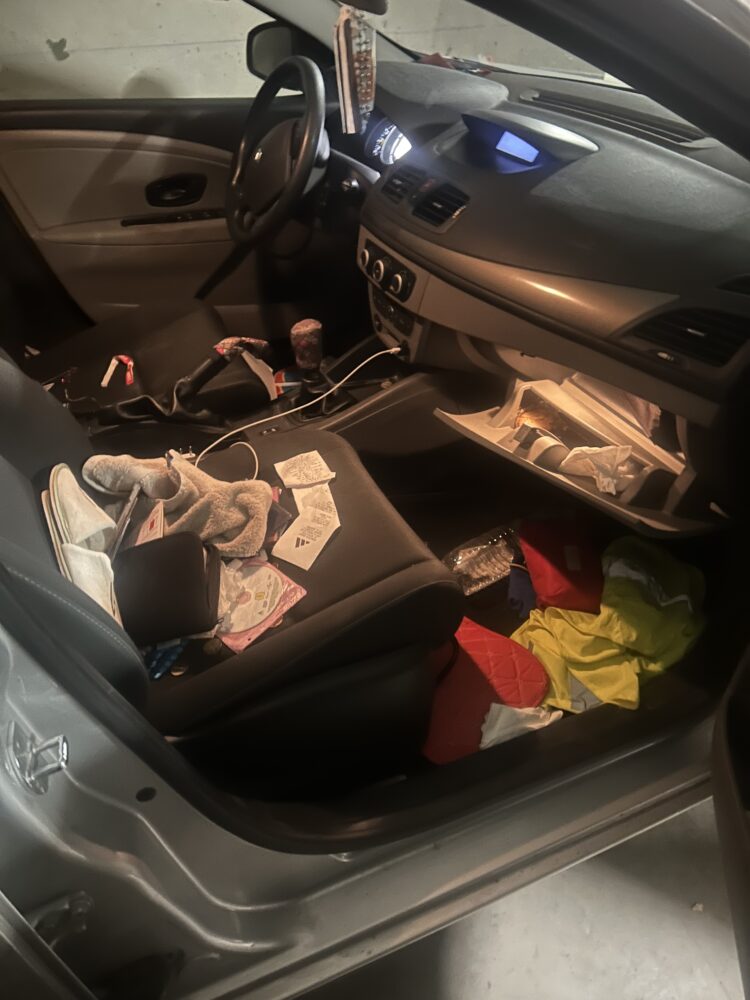 La voiture de Régine Komokoli a été vandalisée dans la nuit du 26 au 27 avril 2026. © Photos prises par Régine Komokoli