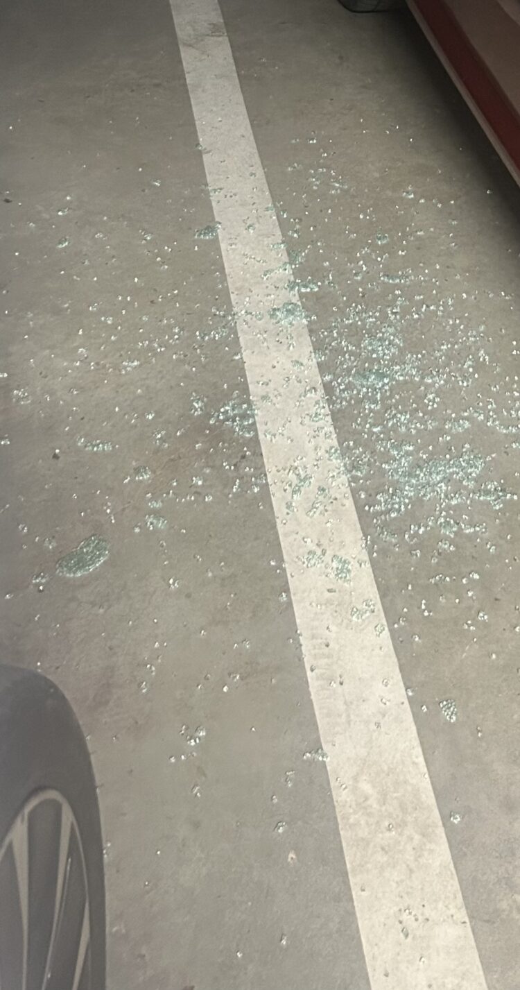 La voiture de Régine Komokoli a été vandalisée dans la nuit du 26 au 27 avril 2026. © Photos prises par Régine Komokoli
