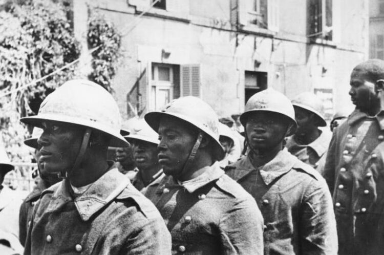 Tirailleurs capturés par les Allemands en 1940. © Archives fédérales allemandes