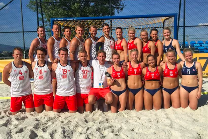 Les équipes internationales norvégiennes, masculine et féminine, de beach handball et les tenues réglementaires... © Norway Handball Federation