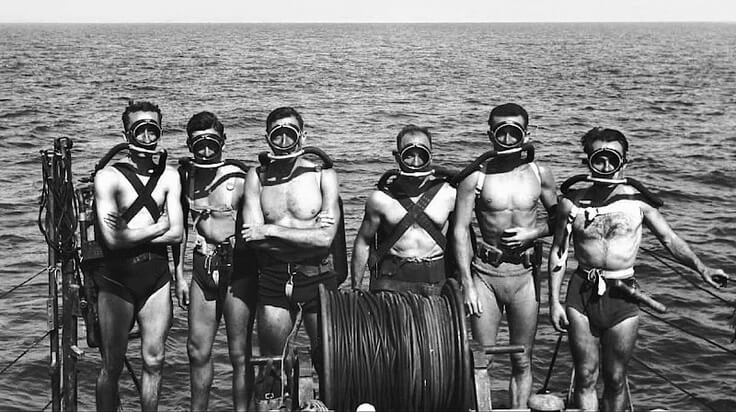 Le Groupe de recherches sous-marines (GRS) créé en août 1945. Tout à gauche, le lieutenant Cousteau (par la suite, devenu commandant), considéré comme un pionnier de la plongée.