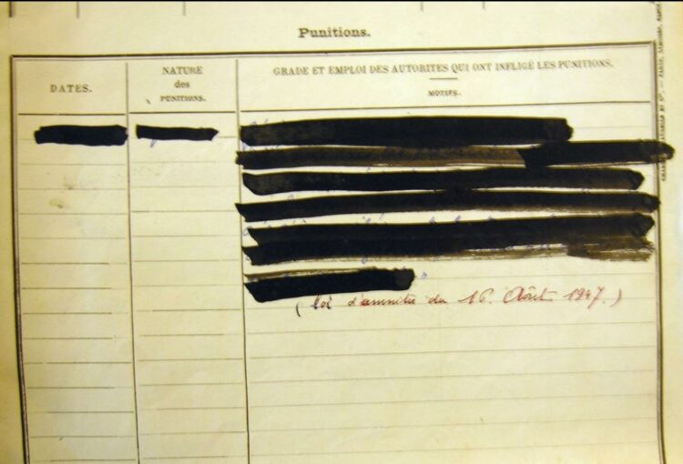 Motif caviardé de la sanction du lieutenant colonel Le Berre qui a officié pendant le massacre. © Armelle Mabon.