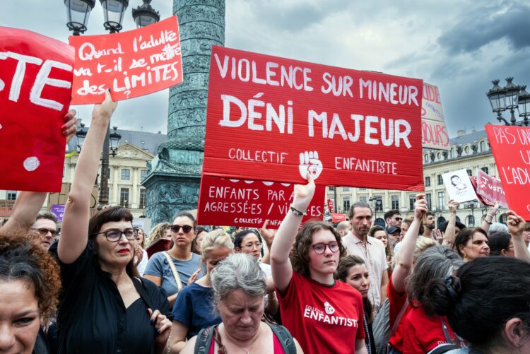 Manifestation, le 15 juin 2026, devant le ministère de la Justice, après le meurtre de Lyhanna. © Shutterstock
