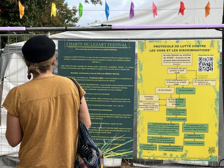La charte du festival ainsi que le protocole de lutte contre les violences sexistes et sexuelles et les discriminations sont affichés à l'entrée du festival. © Sarah Andres / Lisbeth