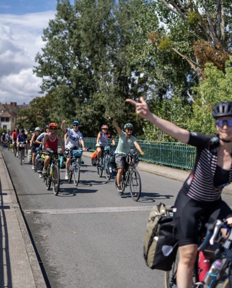 La "Lezbike team", le convoi en vélos de festivalières, arrive à Vicq-sur-Gartempe (édition 2026). © Cloé Ferri pour le Lezart